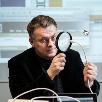 Henk van Ess with magnifying glass